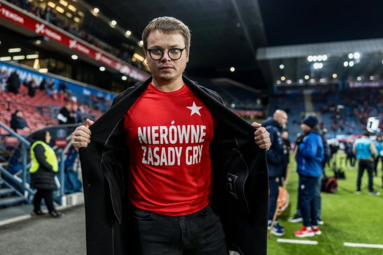 jarosław królewski w koszulce nierówne zasady gry - wisła kraków