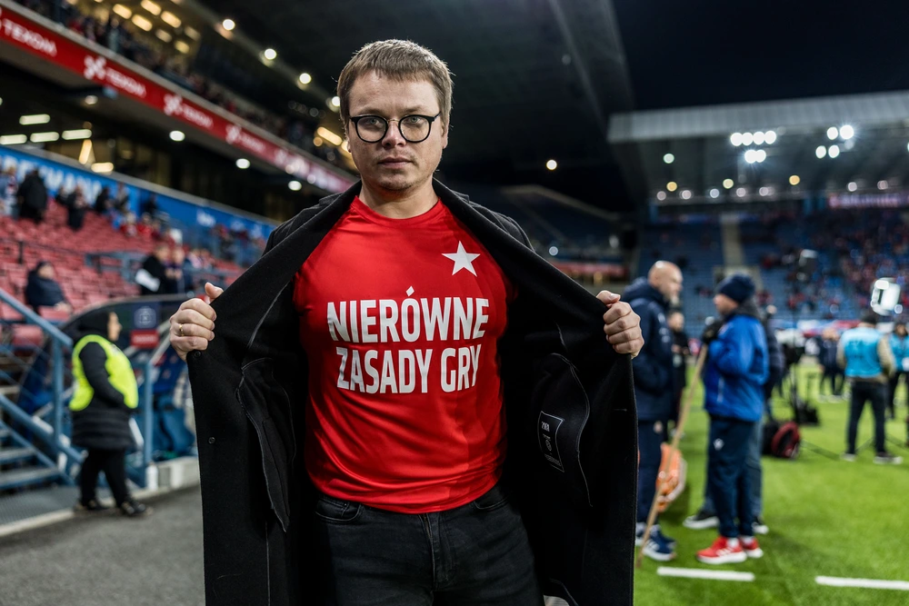 jarosław królewski w koszulce nierówne zasady gry - wisła kraków