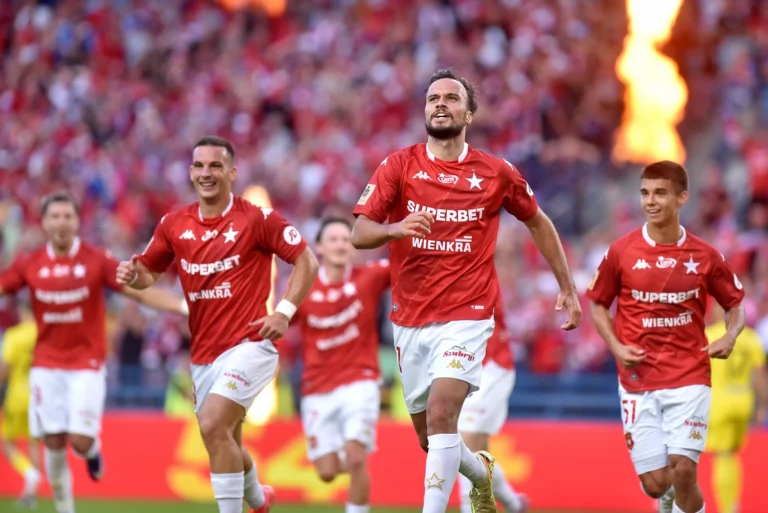 Wisła - Wieczysta, Pilkarze Wisly, radosc po bramce na 2-0, gol, bramka, Angel Rodado, Jeremy Guillemenot, Maciej Kuziemka