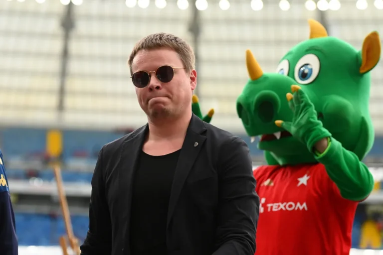 Jarosław Królewski Wisła Kraków ze smoczą maskotką klubu