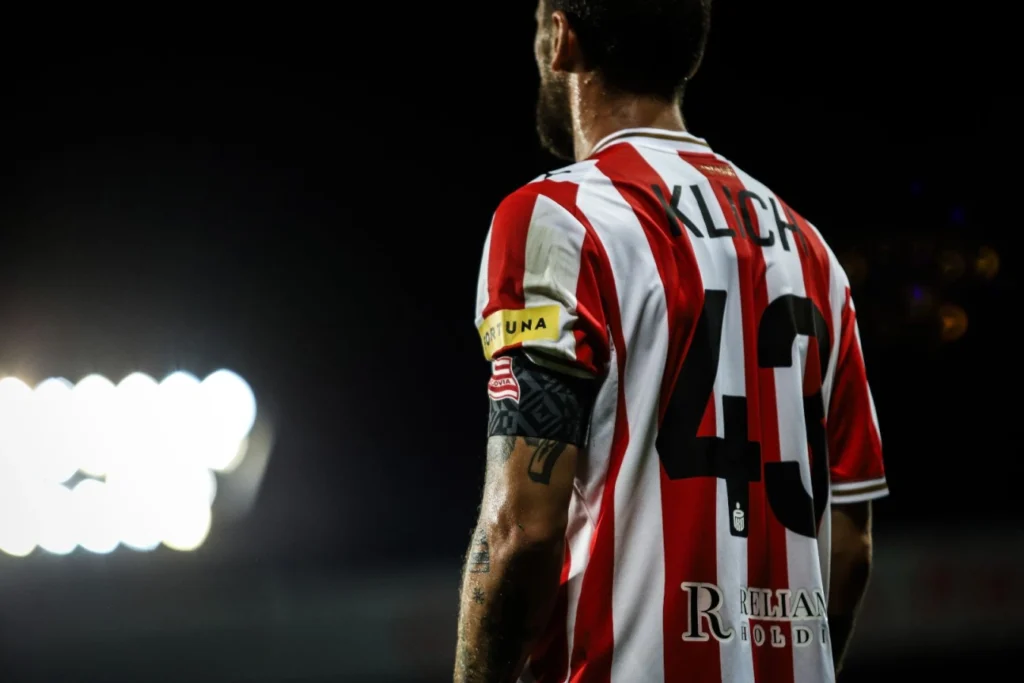 Mateusz Klich w świetle jupiterów na stadionie Cracovii